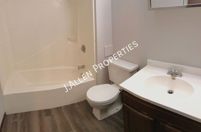 Building Photo - Rarely Available 1 bed, 1 bath