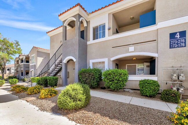 Building Photo - Spacious single-level, first-floor unit featuring 3 bedrooms and 2 bathrooms.