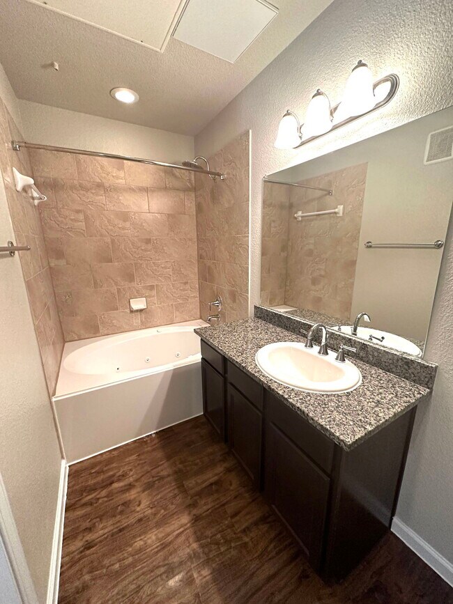 Foto del edificio - 27040 U.S. 380 Apt #B1, Aubrey, TX 76227 - 2 BR 2 BA condo