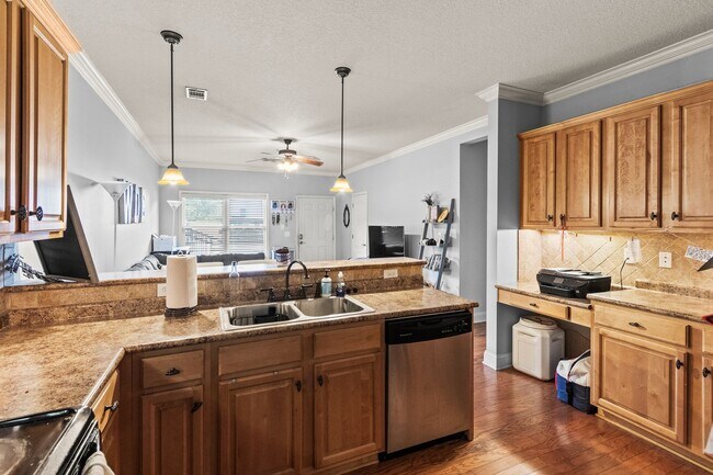 Building Photo - Fall 2026 Upscale 2 Bedroom Condo @ Plainsview Condominiums