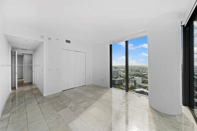 Foto del edificio - 650 NE 32nd St