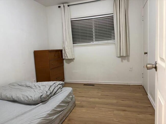 Building Photo - 3 bedroom in Vancouver BC V5N 5H8