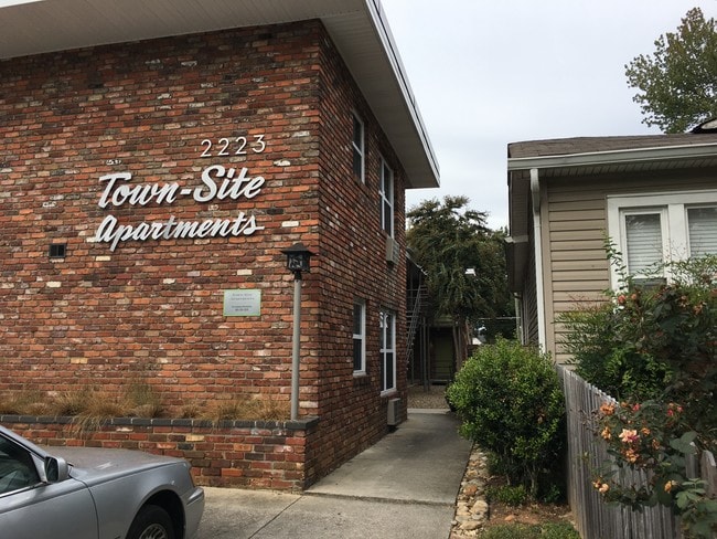 Foto del edificio - 2223 Laurel Ave