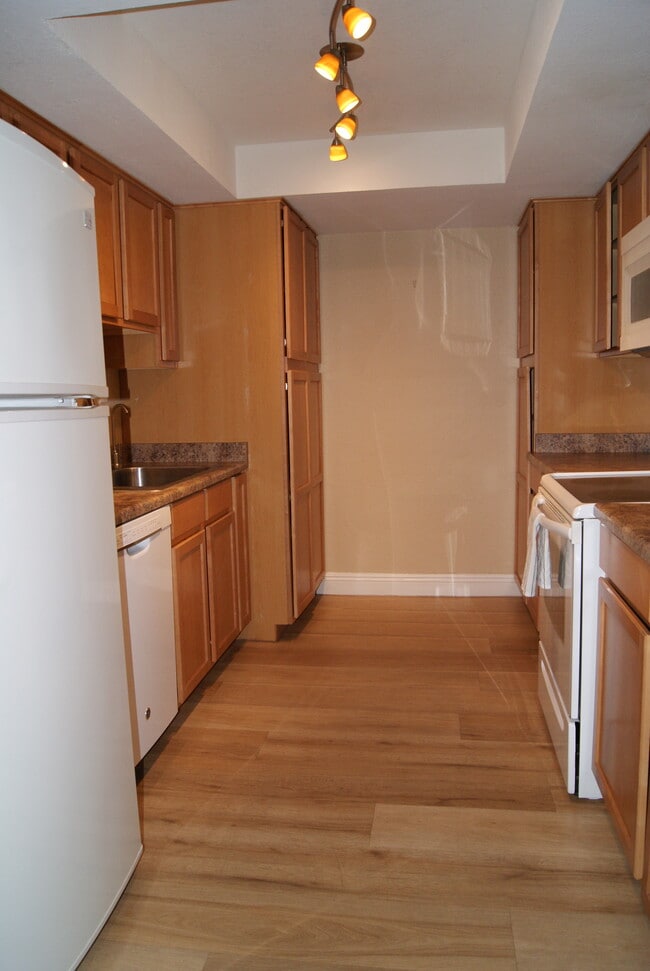 Kitchen - 3825 E Camelback Rd