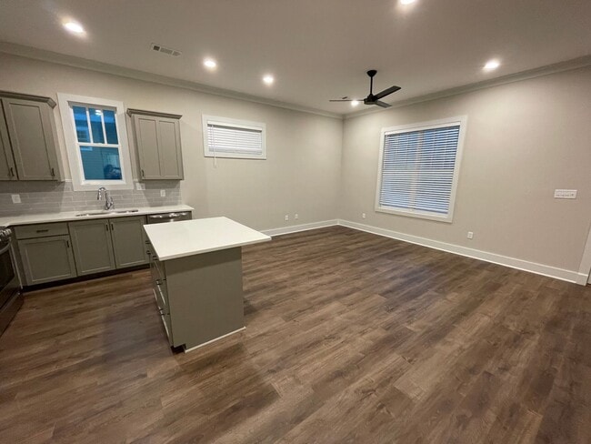 Photo - 3BD/3BA in Savannah Square! House