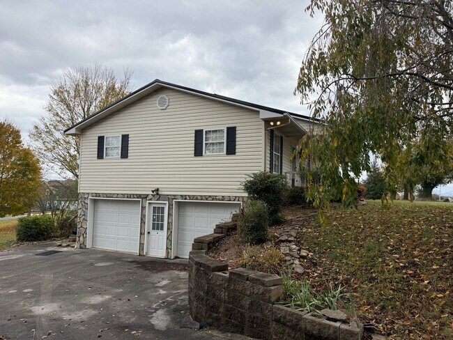 Foto del edificio - 3 Bedroom 2 Bathroom Fully Furnished Home in Greeneville, TN