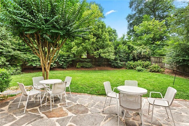 Foto del edificio - 1257 Briar Hills Dr NE