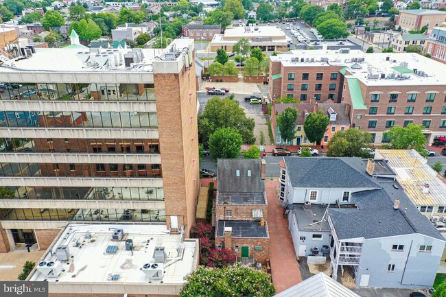 Building Photo - 611 Caroline St