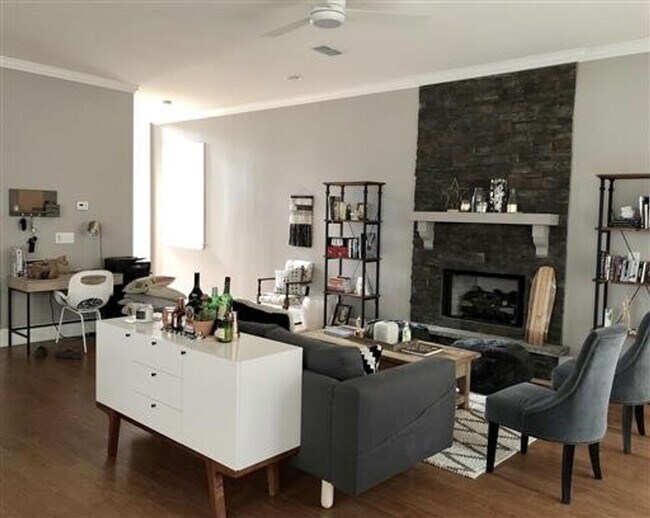 Foto del edificio - Extremely well maintained 3-bedroom, 2.5-bath home located in the highly desirable Woodlands comm...