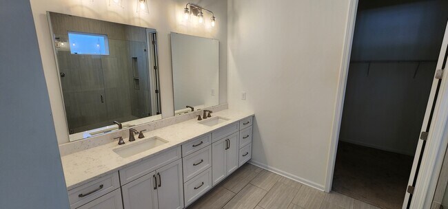 Building Photo - Lot 04