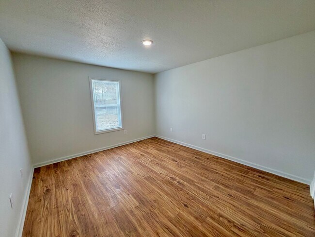 Foto del edificio - Newly Renovated 2 Bed / 1 Bath Apartment in Truman.  READY NOW!
