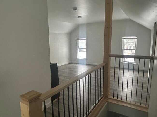 Foto del edificio - 421 W Bond St