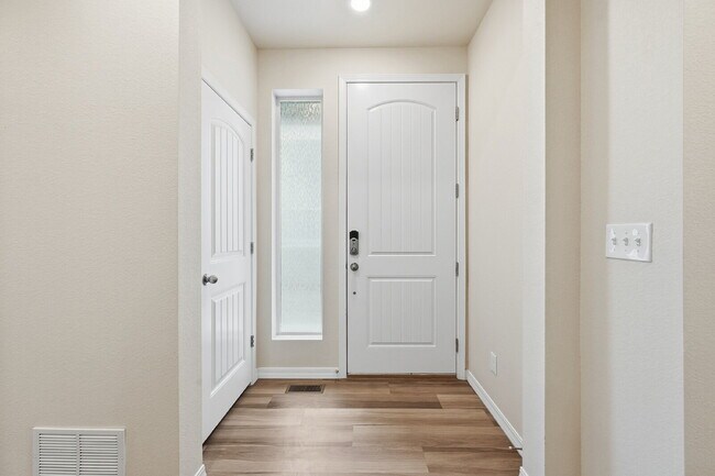 Foto del edificio - $2,295.95-  3-Bed, 3-Bath Home in Colorado Springs with a fenced back yard