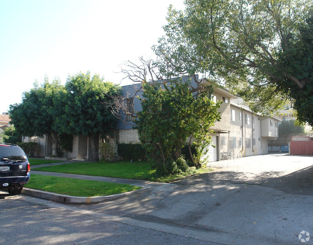 tree obstruction - 10940 Hesby St