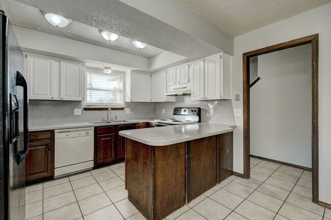 Foto del edificio - 4 bed, 2 bath home in Yukon