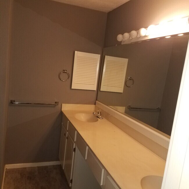 Building Photo - 1100 Augusta Dr