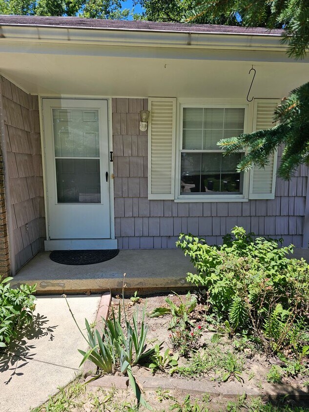 Primary Photo - Updated 2 Bedroom Home