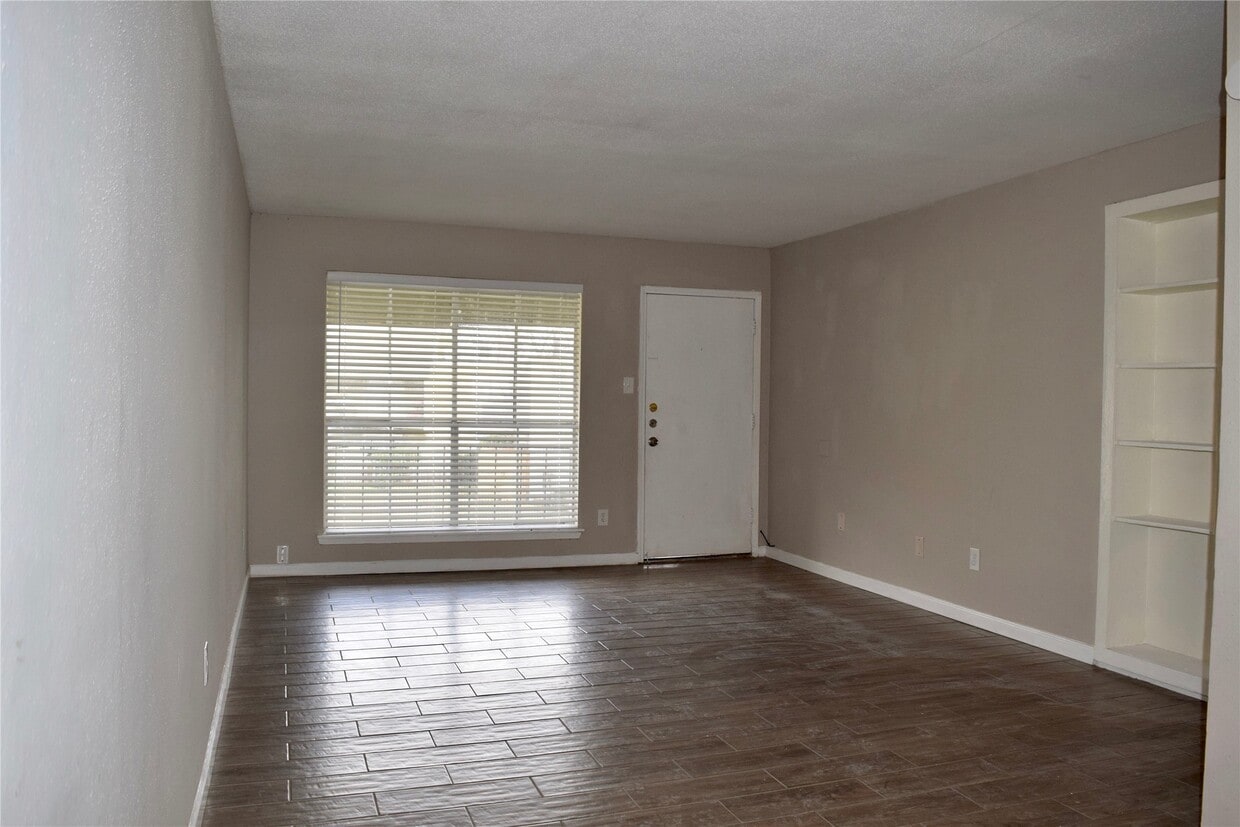 Building Photo - 5625 Antoine Dr