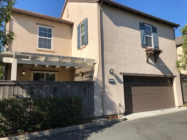 Building Photo - 70 Chambord Way