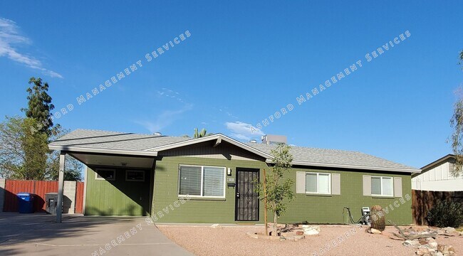 Foto del edificio - 3 BEDROOM HOME WITH HUGE BACKYARD/GARDEN AREA
