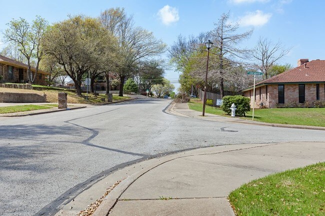 Building Photo - 912 Heather Knoll Dr