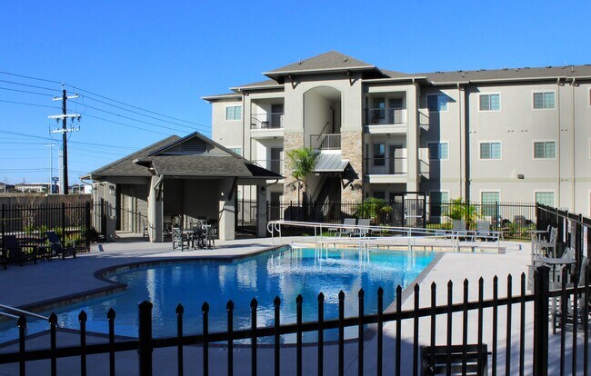 Foto del edificio - 14838 Northwest Blvd