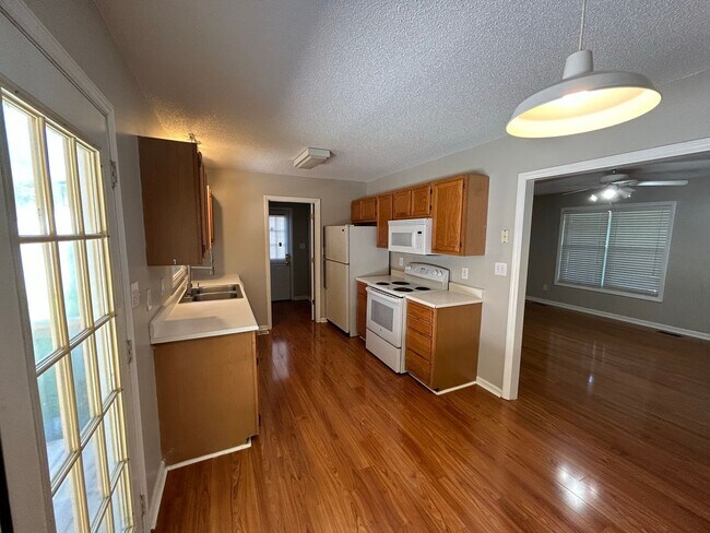 Foto del edificio - Greensboro Home - Lisa Barker - 336.986.4840