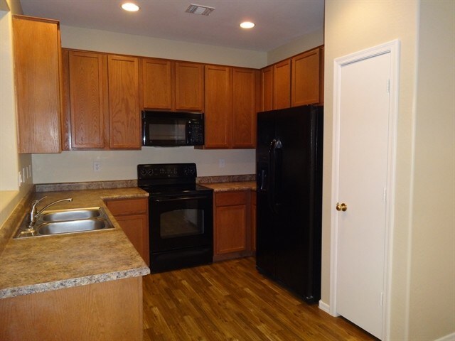 Building Photo - 938 E Brooke Place