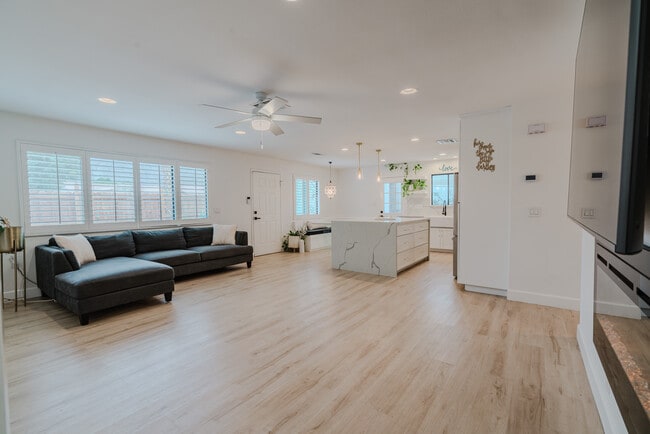 Building Photo - 52801 Avenida Alvarado
