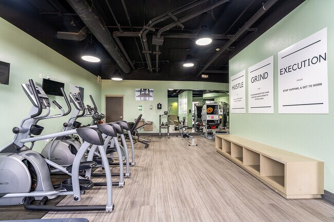 Gimnasio con máquinas cardiovasculares - Apartamentos The Venue on Guadalupe, cerca de la Universidad de Texas en Austin - Venue on Guadalupe