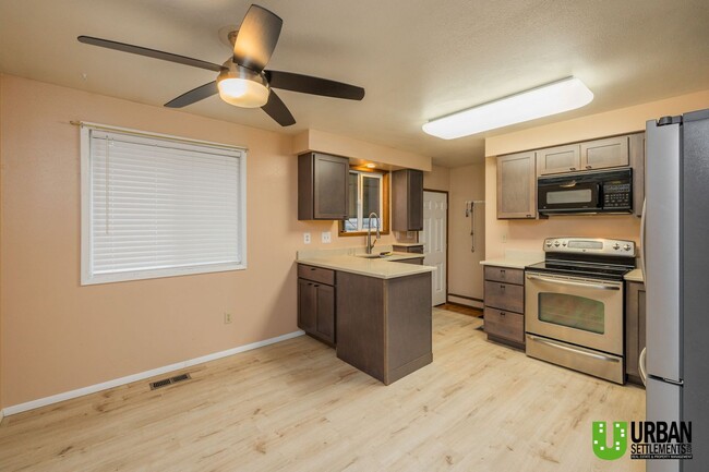 Foto del edificio - 4 Bedroom 2 Bathroom House In Spokane With...