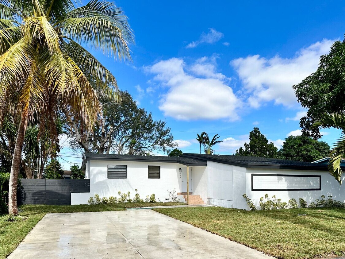 Foto principal - Beautifully remodeled 4 bedroom, 3 full ba...