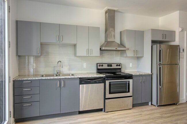Building Photo - 6600 Av De Darlington