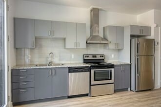 Building Photo - 6600 Av. de Darlington