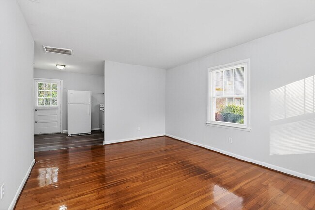 Foto del edificio - Adorable Two Bedroom Apartment Near Cotswold!