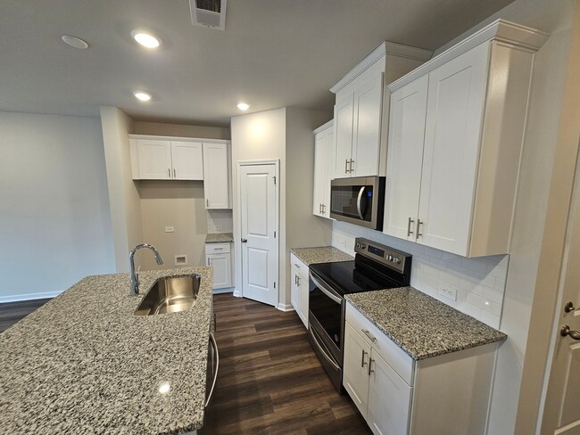 Building Photo - Like-New townhome in Concord