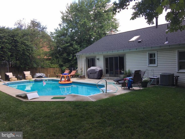 Building Photo - 8120 Briar Creek Dr
