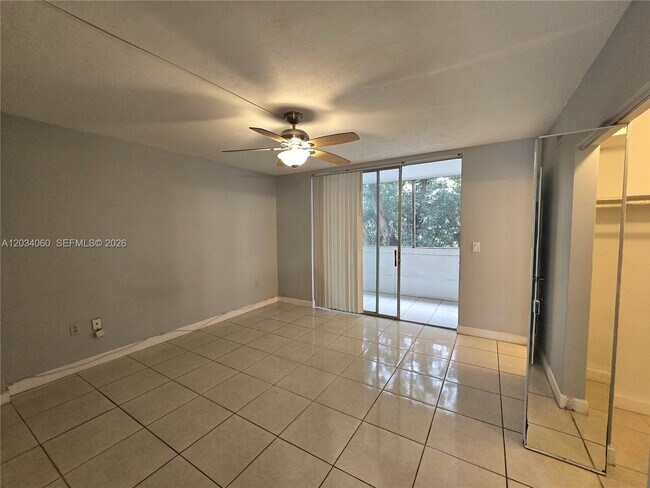Foto del edificio - $1,600 1575 NE 125th Ter #304-B
