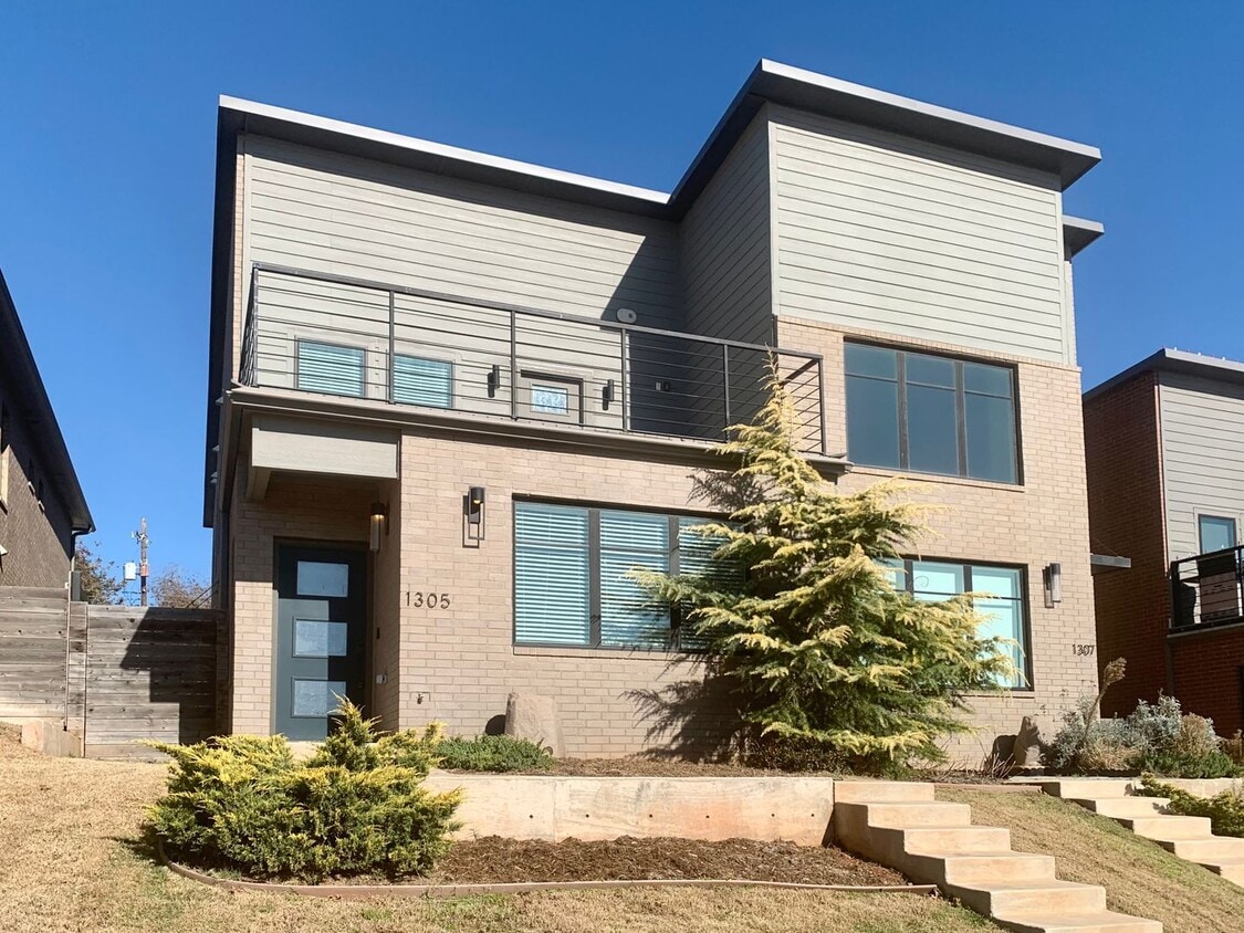 Primary Photo - 3 Bed 2.5 Bath Modern Townhome Close to Do...