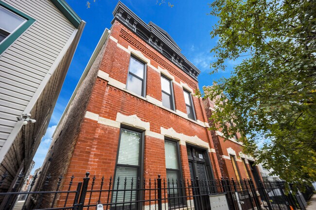 Building Photo - 1323 W 18th Pl