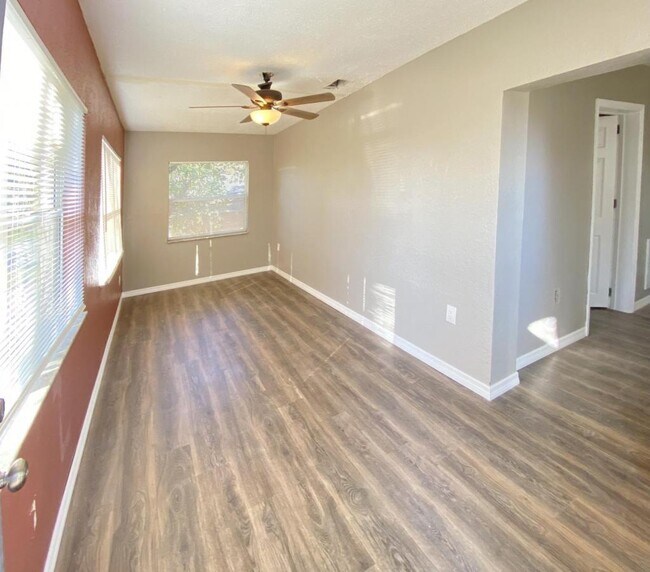 Foto del edificio - 257 N Sloan Ave