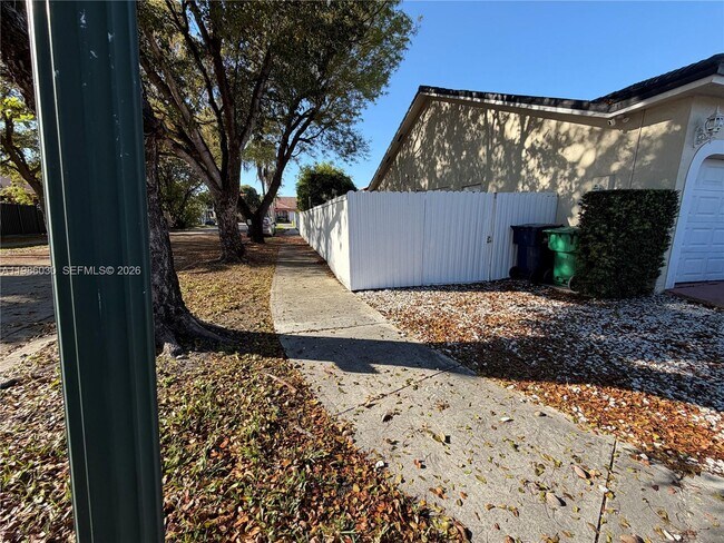 Foto del edificio - 9102 NW 148th St