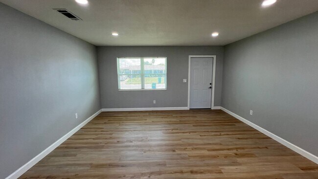 Building Photo - Stunning NEWLY RENOVATED 3 Bedroom and 2 B...