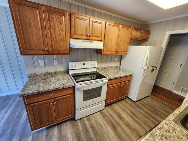 Building Photo - 530 Pinecrest Dr