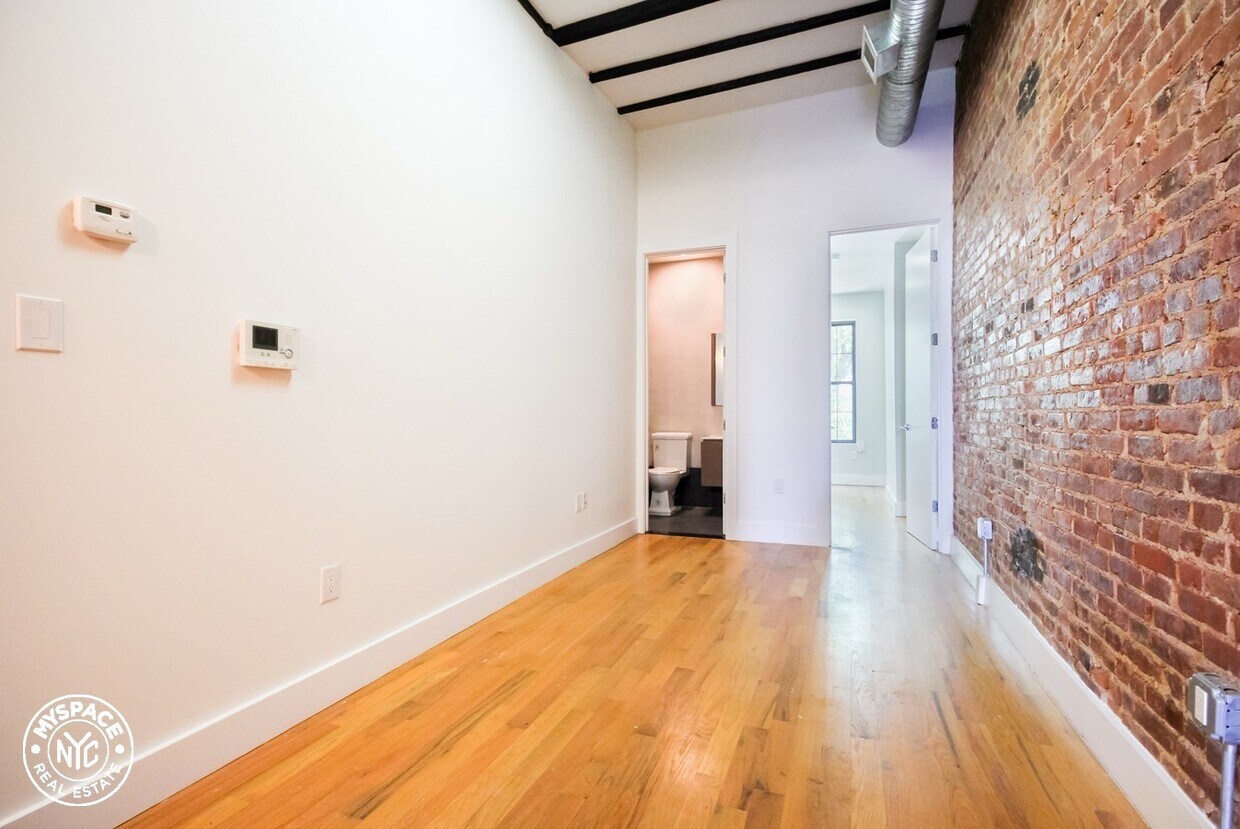 Foto principal - 17-13 Greene Ave