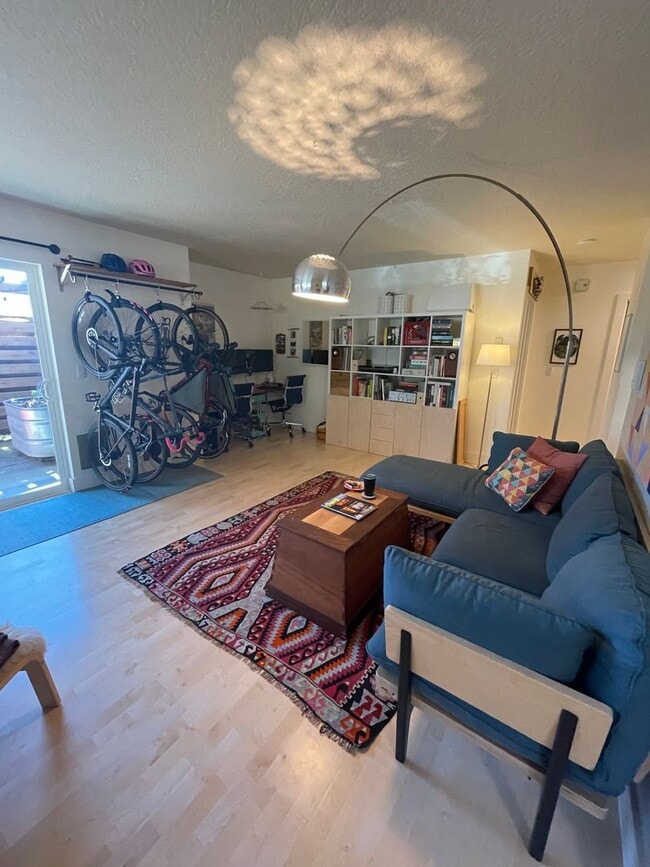 Building Photo - Charming 1-bedroom, 1-bathroom Condo in Phinney Ridge.