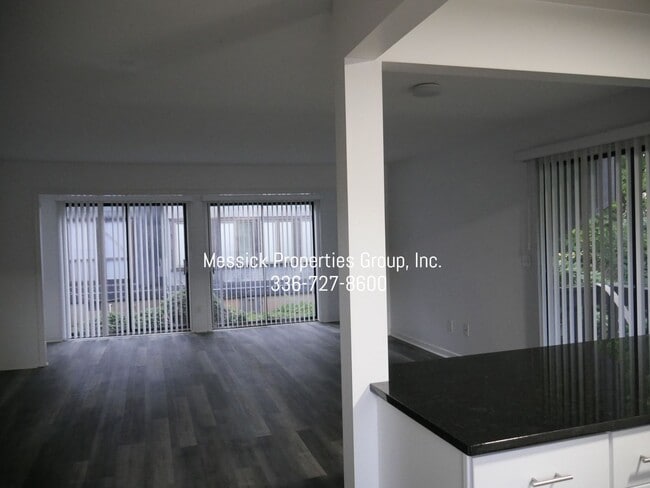 Building Photo - CEDAR COVE ON PEACE HAVEN ROAD!