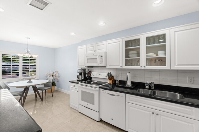 Building Photo - 5 Westgate Ln