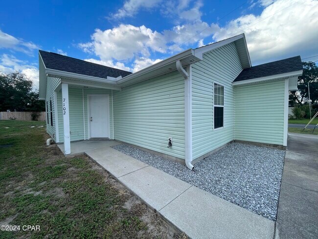 Building Photo - 7102 N Lagoon Dr