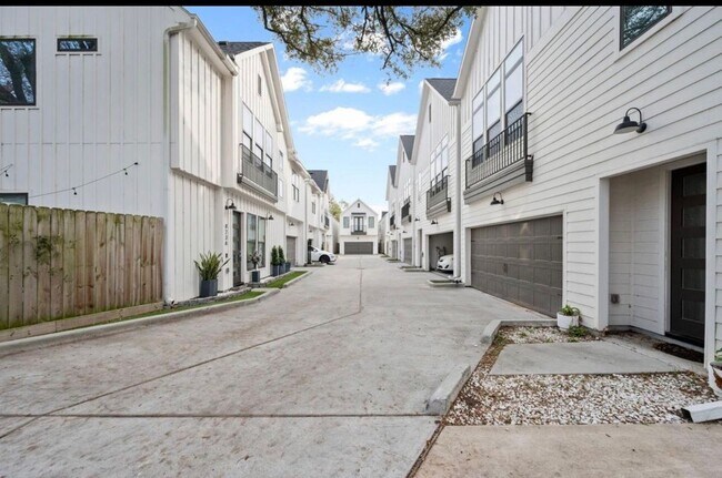 Foto del edificio - 823 Mansfield St